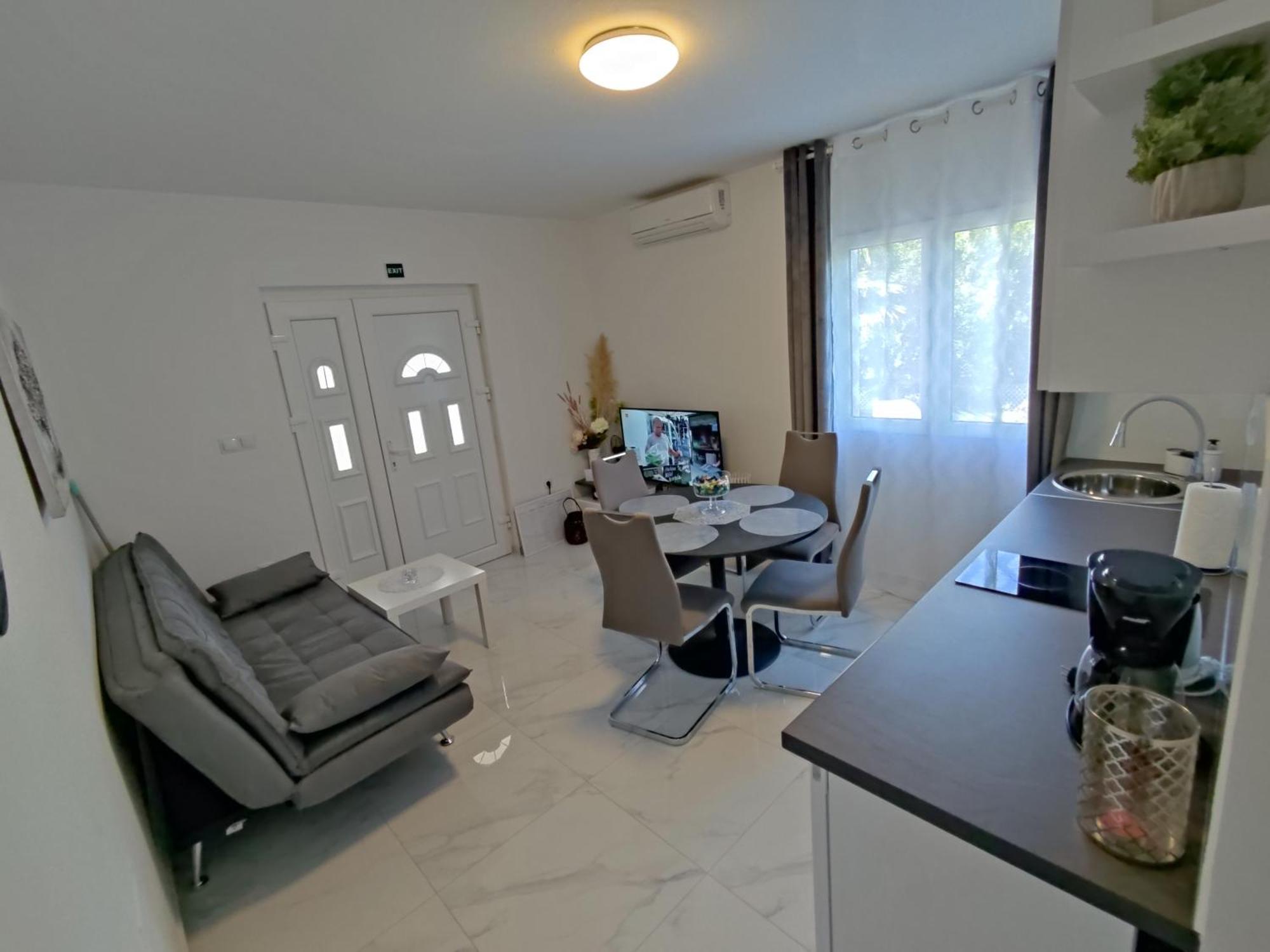 Sun house Appartement Brzac Buitenkant foto